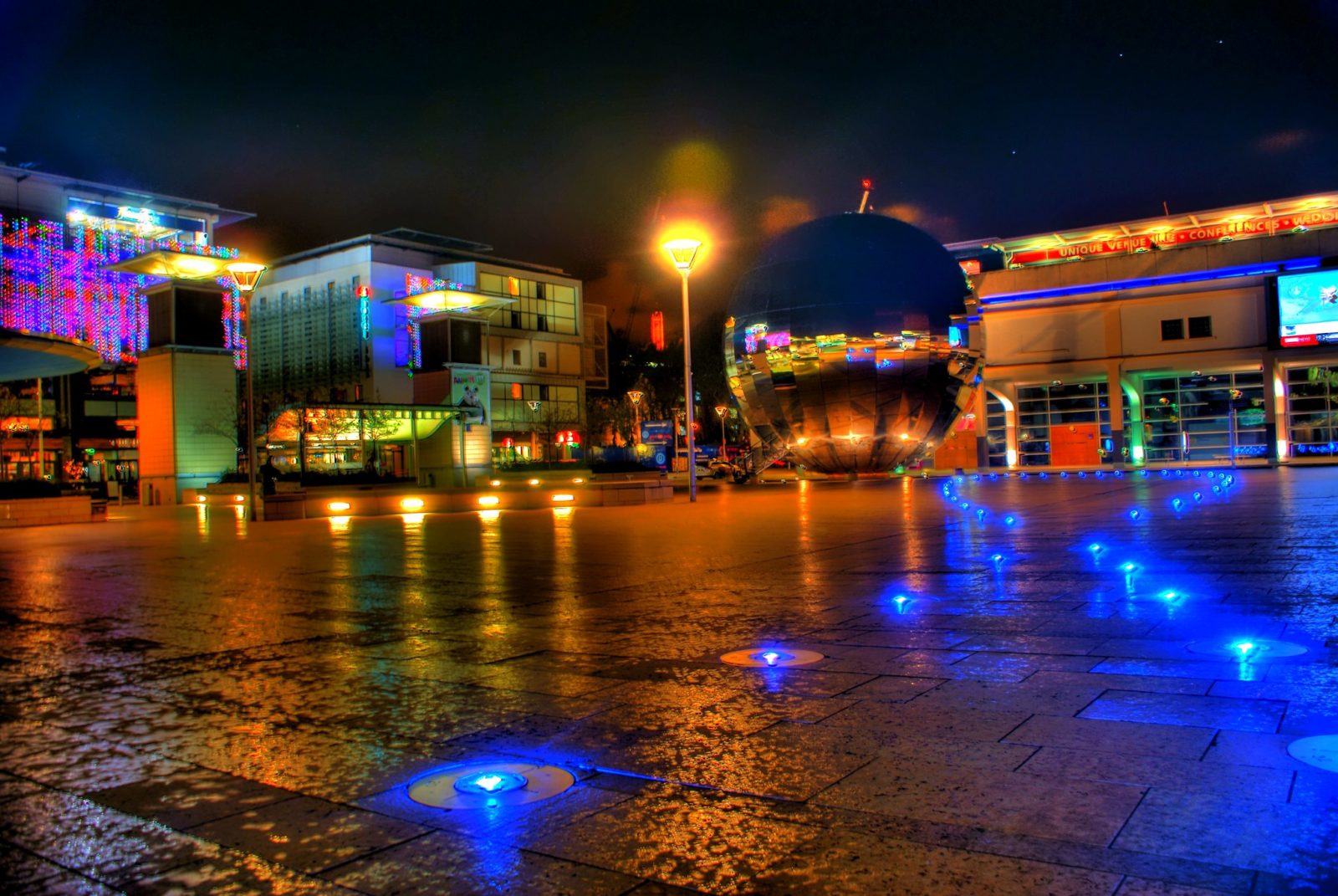 Millenium Square (Copyright: Luke Andrew Scowen/Flickr.com)